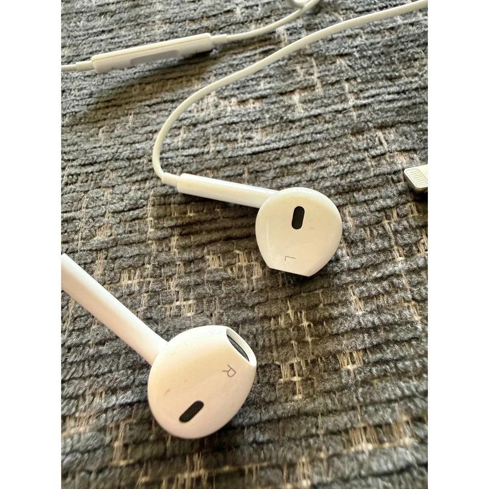 Apple EarPods Lightning Connector *NOT TESTED* Wired Headphones In-Ear